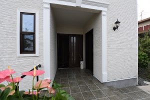 玄関(左：親世帯、右：子世帯）